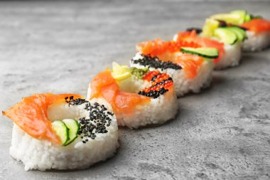 Suşi çörek gri dokulu arka plan üzerinde