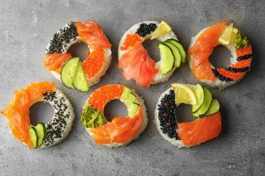 Suşi çörek gri dokulu arka plan üzerinde