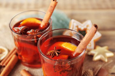 Gözlük lezzetli Noel tutuyordu, closeup şarap mulled