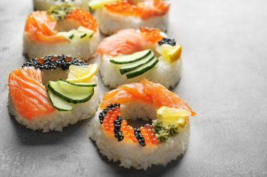 Suşi çörek gri dokulu arka plan üzerinde