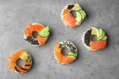 Suşi çörek gri dokulu arka plan üzerinde