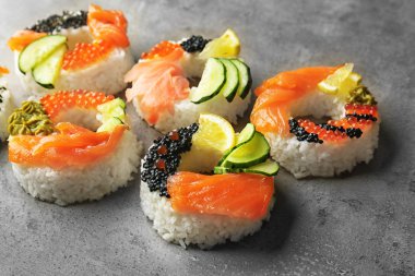 Suşi çörek gri dokulu arka plan üzerinde