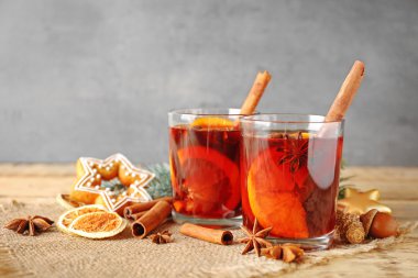 Gözlük lezzetli Noel tutuyordu, closeup şarap mulled
