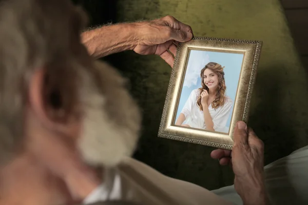 Homem Idoso Segurando Moldura Foto Com Foto Mulher Jovem Conceito — Fotografia de Stock