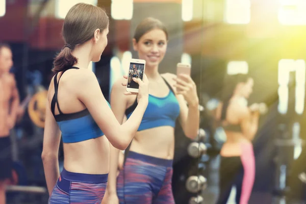 Joven Mujer Deportiva Haciendo Selfie Espejo Gimnasio —  Fotos de Stock