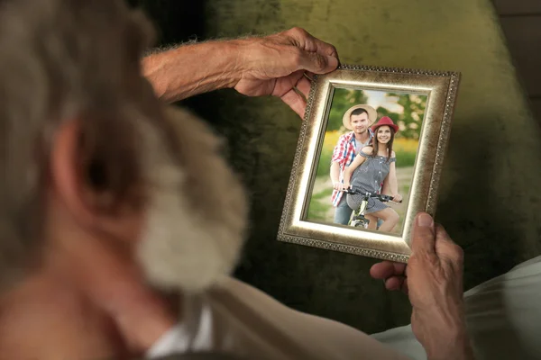 Yaşlı Adam Genç Çift Mutlu Anılar Kavramı Resim Ile Fotoğraf — Stok fotoğraf