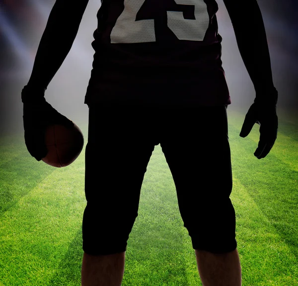 American Football-Spieler Silhouette auf Fußballfeld Hintergrund — Stockfoto