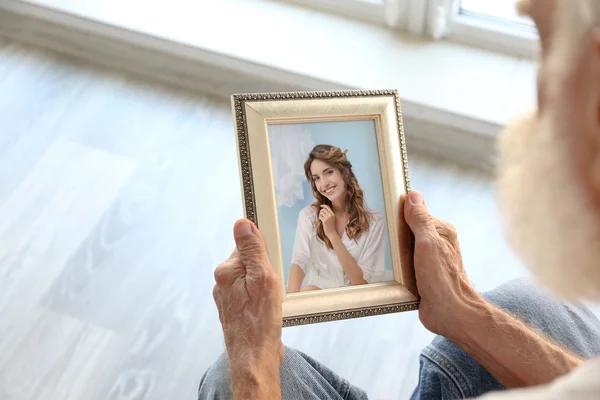 Uomo Anziano Tenendo Cornice Foto Con Foto Giovane Donna Concetto — Foto Stock