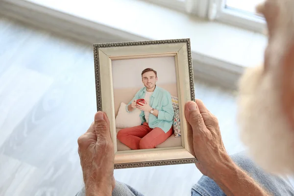 Yaşlı Adam Fotoğraf Çerçevesi Resmi Olan Torunu Mutlu Anılar Kavramı — Stok fotoğraf