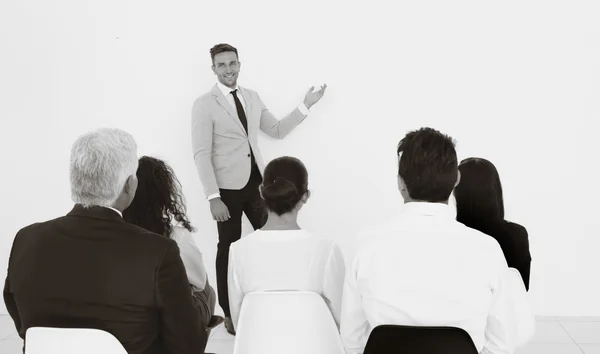 Business Trainer Presentatie Geven Aan Groep Mensen — Stockfoto