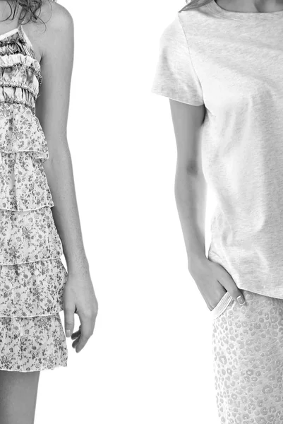 Jeunes femmes portant des vêtements différents sur fond blanc. Photo tonique. Espace pour le texte . — Photo