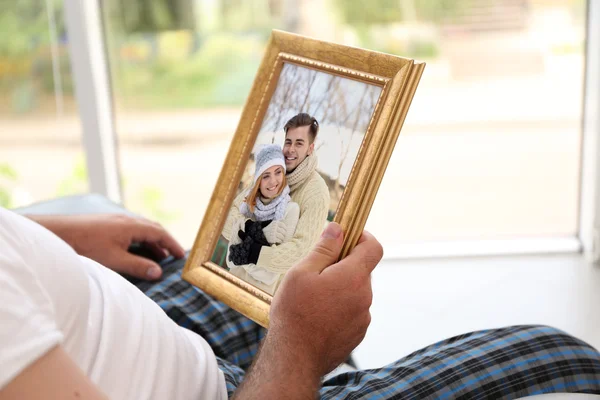 Mãos Masculinas Segurando Moldura Foto Com Imagem Jovem Casal Conceito — Fotografia de Stock