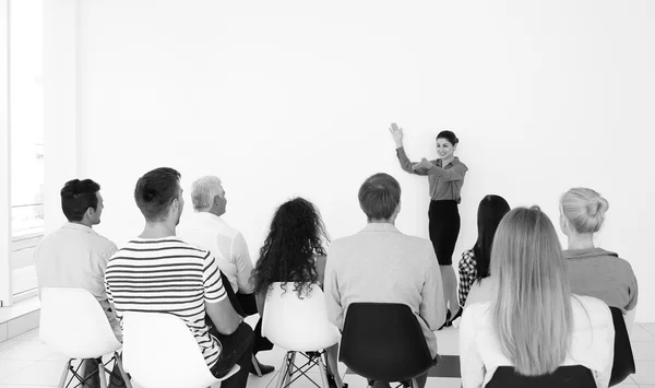 Business Trainer Presentatie Geven Aan Groep Mensen — Stockfoto