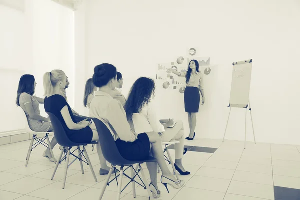 Business Trainer Ger Presentation Till Grupp Människor — Stockfoto