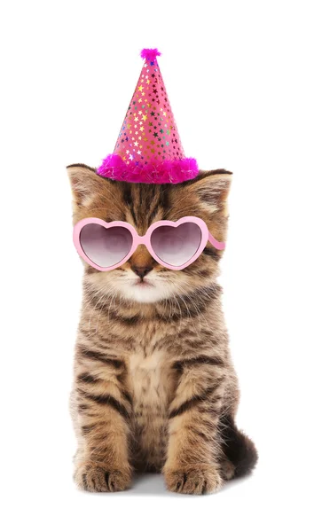 Small cute kitten in pink heart-shaped sunglasses and party hat isolated on white — Stock Photo, Image