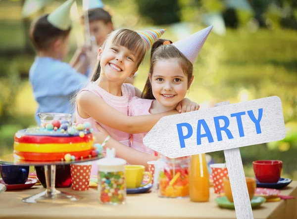 Leuke Kleine Meisjes Met Woord Partij Houten Bord Tegen Wazig — Stockfoto