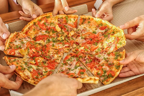 Grupo de amigos comiendo pizza — Foto de Stock