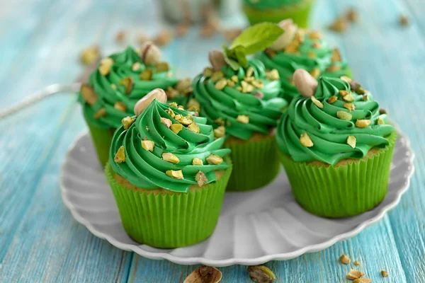 Pistache cupcakes op plaat, close-up — Stockfoto