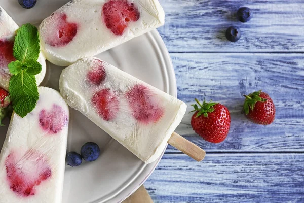 Crème glacée aux fruits savoureux sur assiette, gros plan — Photo