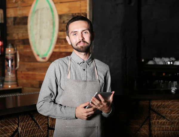 Cantinero Con Tableta Pie Cerca Barra Madera — Foto de Stock