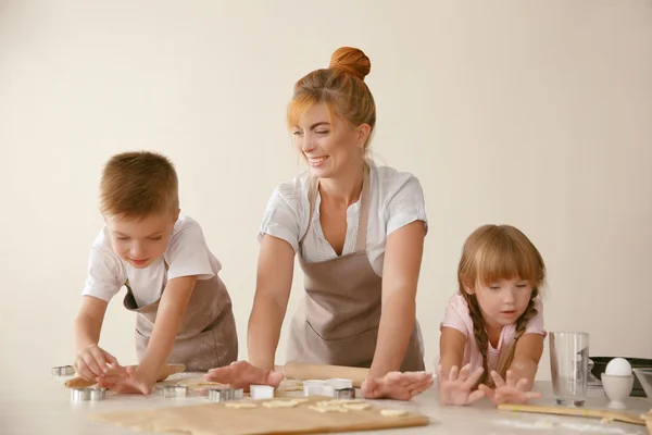 Mamma med barn att göra kex — Stockfoto