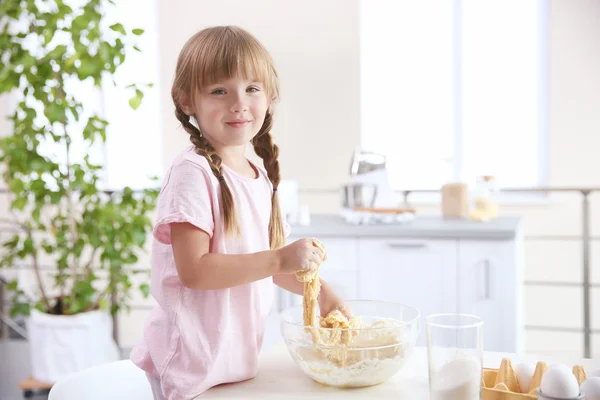 Mała dziewczynka wyrabiania ciasta w kuchni — Zdjęcie stockowe