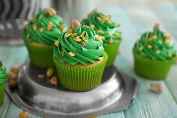 Pastelitos de pistacho en placa de metal — Foto de Stock