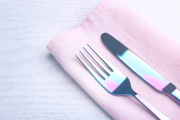 Forchetta cromata e coltello su tovagliolo di lino — Foto Stock