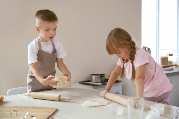 Enfants faisant des biscuits dans la cuisine — Photo
