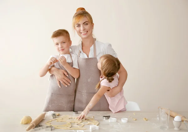 Madre con niños haciendo galletas — Foto de Stock