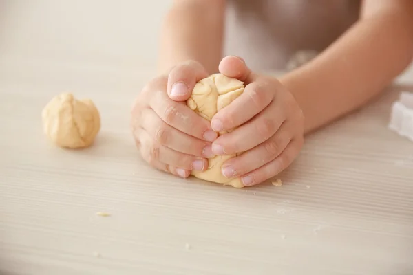 Niño haciendo galletas en la mesa de la cocina — Foto de Stock