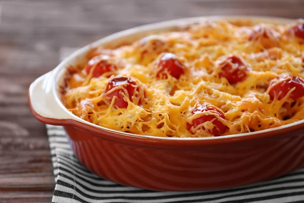 Deliciosa pasta Al Forno en tazón de cerámica sobre mesa de madera —  Fotos de Stock