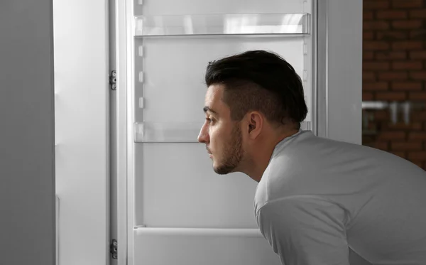 Человек Ищет Еду Холодильнике Концепция Голода — стоковое фото