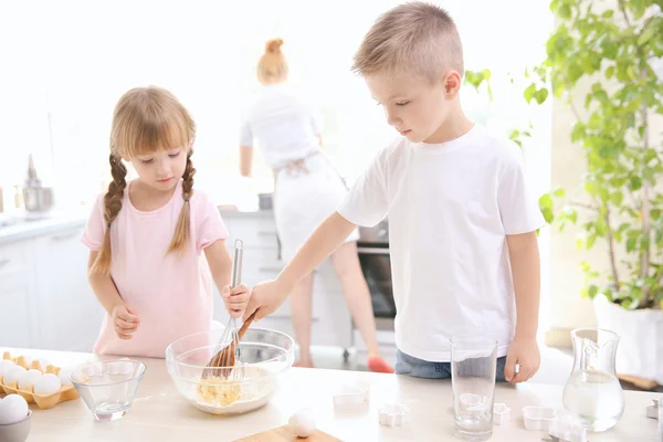 Crianças fazendo massa na cozinha — Fotografia de Stock