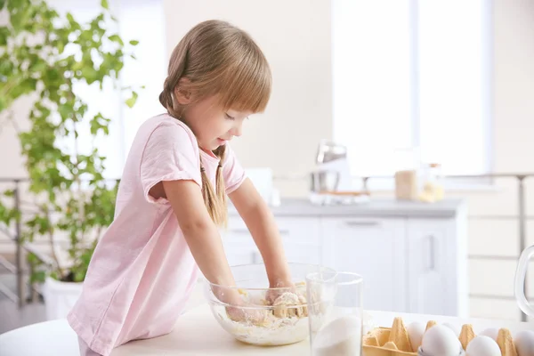 Niña haciendo masa en la cocina — Foto de Stock