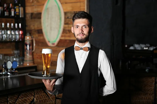 Garçom Segurando Bandeja Com Vidro Cerveja Perto Balcão Madeira — Fotografia de Stock