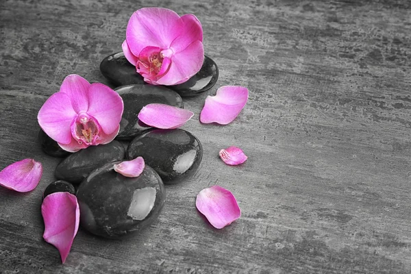 Pietre termali con fiori di orchidea — Foto Stock