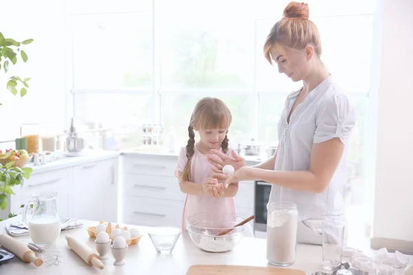 Mor och dotter att göra degen — Stockfoto