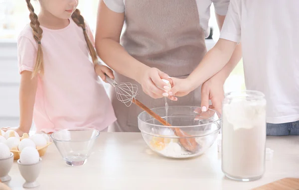 Madre e figli che fanno la pasta in cucina — Foto Stock