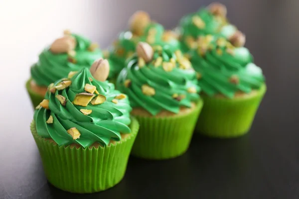 Cupcake al pistacchio su sfondo scuro — Foto Stock