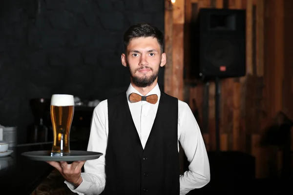 Kellner Hält Tablett Mit Bier Der Nähe Der Holztheke — Stockfoto