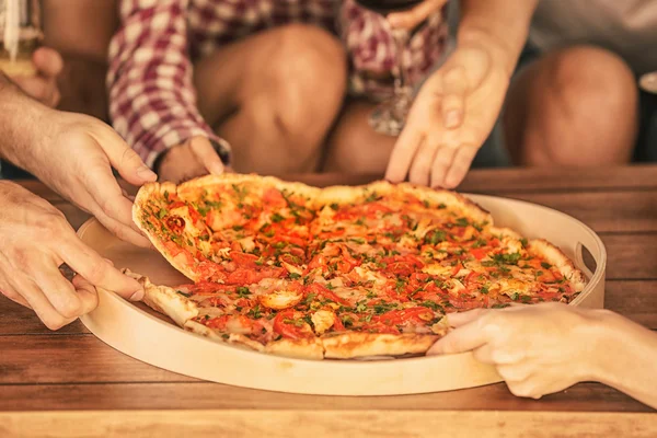 Grupo de amigos comendo pizza — Fotografia de Stock