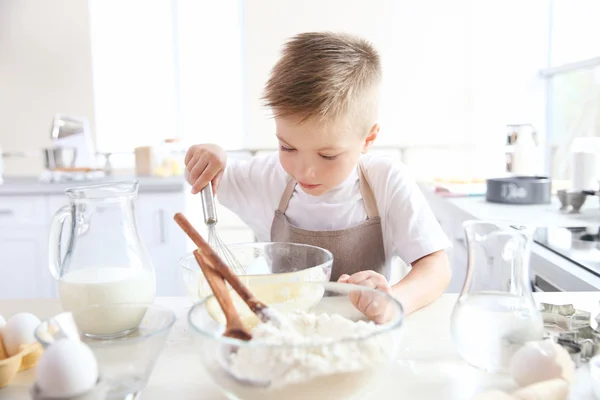 Niño en la cocina haciendo masa —  Fotos de Stock