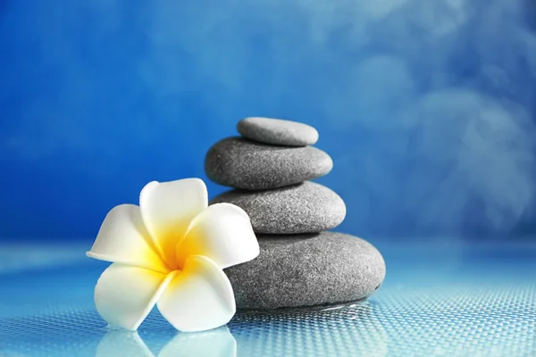 Piedras de spa con plumeria flor —  Fotos de Stock