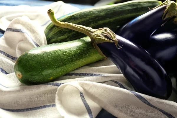 Taze kabak ve patlıcan peçete, closeup üzerinde — Stok fotoğraf