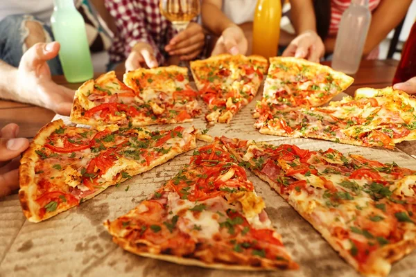 Grupo de amigos comendo pizza — Fotografia de Stock