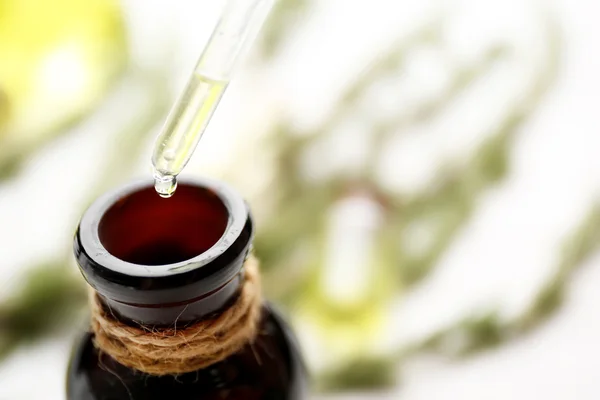 Conta-gotas de vidro e garrafa de óleo essencial de coníferas, vista de perto — Fotografia de Stock