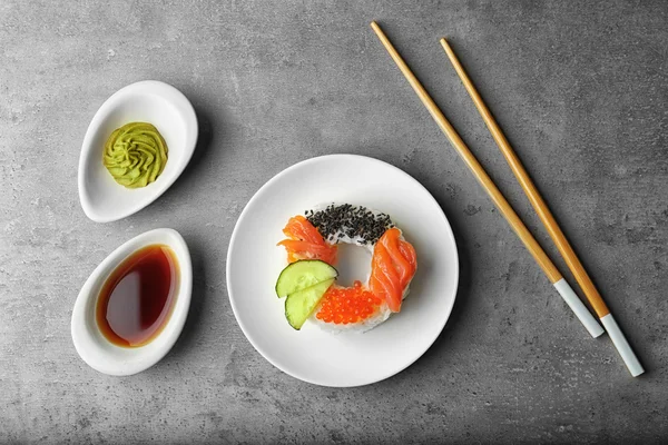 Pączek Sushi na szary teksturowanej tło — Zdjęcie stockowe