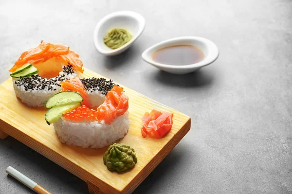 Pączki Sushi na szary teksturowanej tło — Zdjęcie stockowe