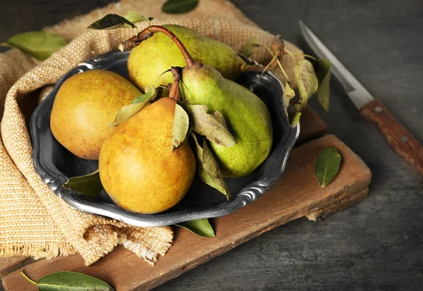 Fresh pears in metal bowl on grey background — Stock Photo, Image